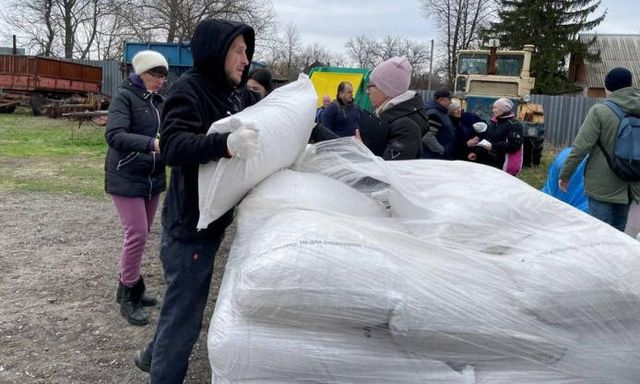В Печенежскую громаду передали корма для птицы и свиней