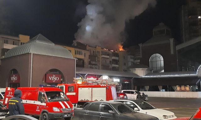 80 пожарных тушили пожар в 6-этажном доме в центре Харькове (фото)