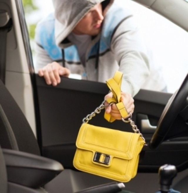 Свидетель дорожной аварии попытался ограбить попавшую в ДТП женщину (видео)