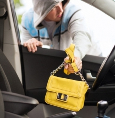 Свидетель дорожной аварии попытался ограбить попавшую в ДТП женщину (видео)