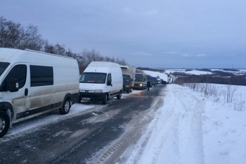 На Харьковщине в снежных заносах застряло 90 машин