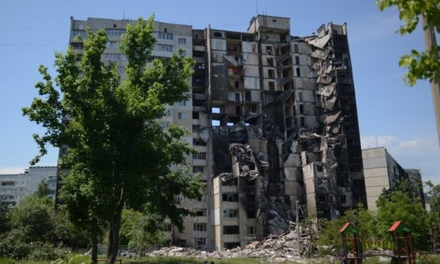 Часть дома на Северной Салтовке, наиболее пострадавшего от обстрелов, демонтируют