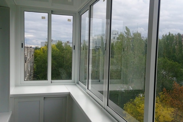 Балкон из алюминиевого профиля: типы остекления, плюсы и минусы