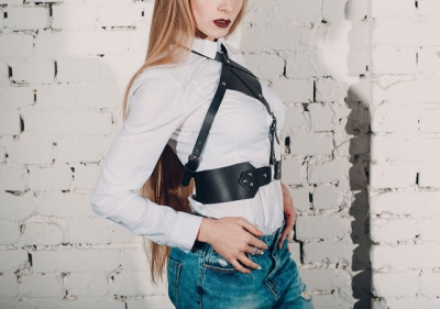 Женские портупеи и сценические образы: роль аксессуаров в шоу-бизнесе