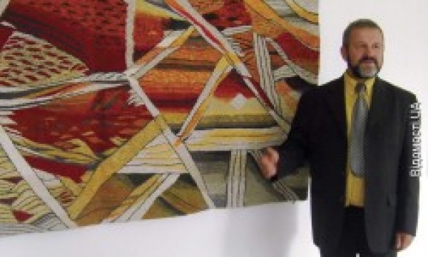 Открылась выставка гобеленов и керамики