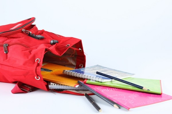 Детям вручили школьные принадлежности