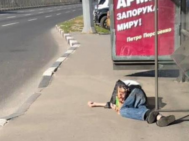 На автобусной остановке в Харькове умер мужчина