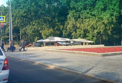 В Харькове возле Мемориала Славы «припарковался» истребитель (фотофакт)