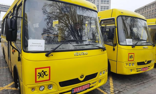 Громады Харькова получили 21 школьный автобус