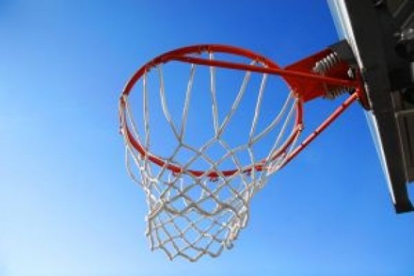 На ребенка в школе упал столб 