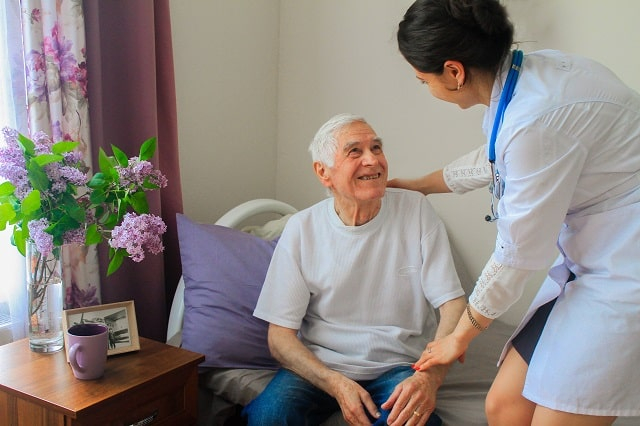 Яркий досуг и новые друзья: преимущества жизни в доме престарелых во Львове