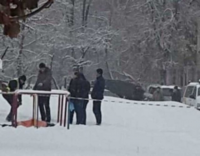 На территории одной из харьковских школ нашли мертвого мужчину (фото)