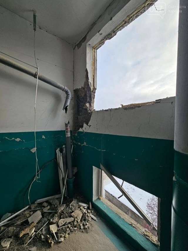 Вражеский беспилотник в Чугуеве попал в пятиэтажный жилой дом.