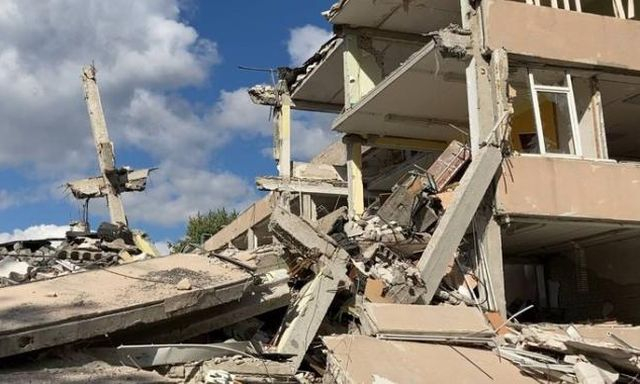 Разрушенное здание лицея в Лозовой демонтируют