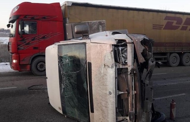 Под Харьковом перевернулся автобус из Люботина (фото)