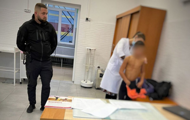 11-летний мальчик просил милостыню у метро, его отправили в больницу