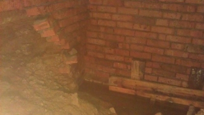 Осторожно, ремонт: мужчину завалило в погребе, на женщину с детьми упал забор