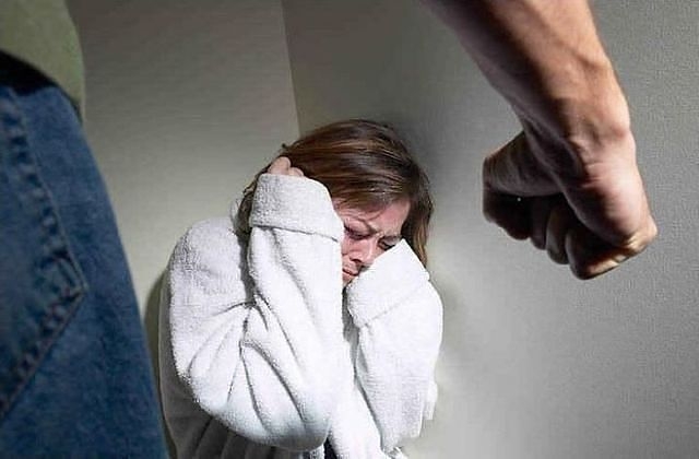 Мужчина убил жену и сутки думал, что она спит