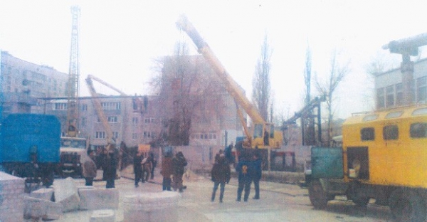 Водитель КАМАЗа повредил опоры газопровода