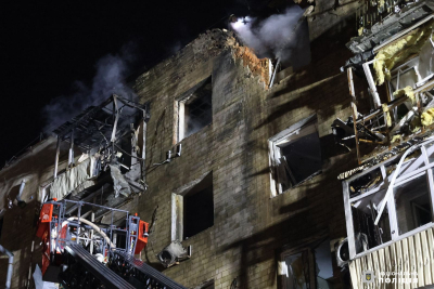 Поздним вечером вражеский БПЛА попал в многоэтажный дом в Харькове (фото)