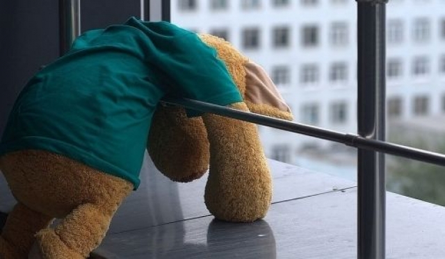 Пока мама спала: в Харькове маленький ребенок выпал из окна высотки и погиб