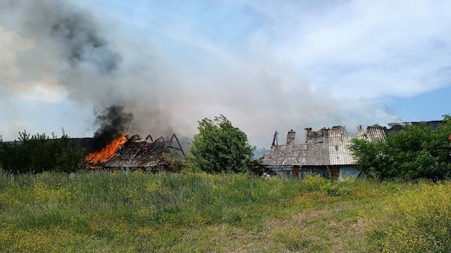 Российские оккупанты ударили по Золочеву ракетой – уничтожены завод и жилой дом