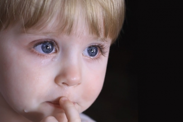 Мать избила и бросила 3-летнего ребенка на берегу озера в одних трусиках (видео)