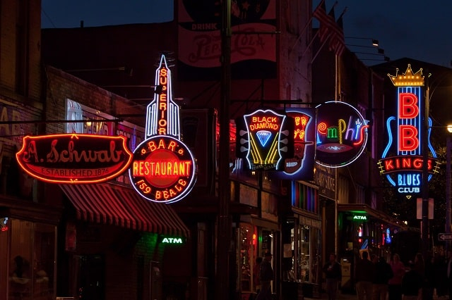 Неоновая вывеска: что это такое и как работает, эффективность в наружной рекламе