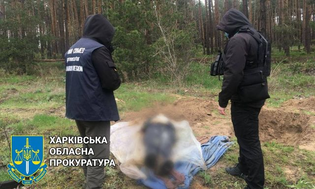 В лесу возле села Подолы эксгумировали тело пожилого мужчины