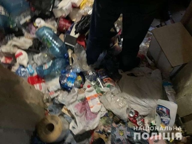 В центре Харькова дети жили на помойке, в которую мать превратила квартиру (видео)