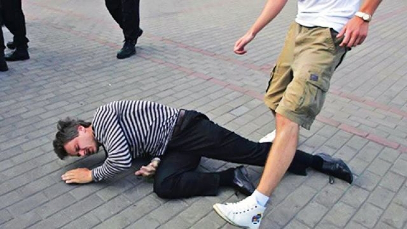 В разгар праздника на городской площади мужчина смертельно травмировал отца