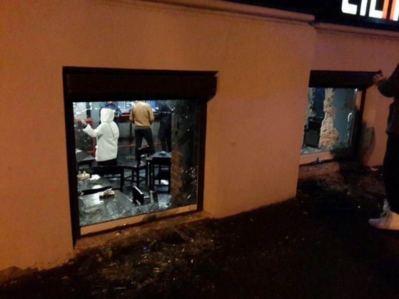 Подробности разгрома футбольными фанатами паба «Стена» (видео)