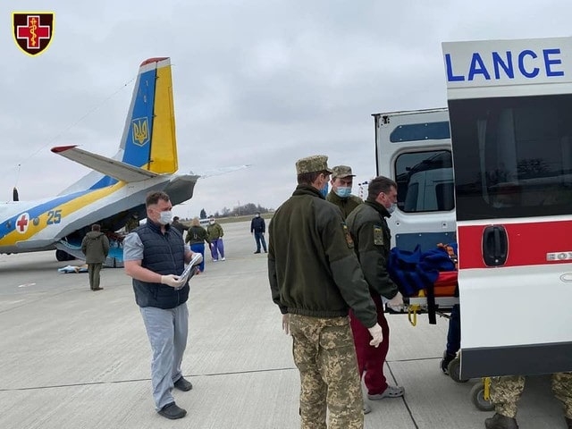 Шестерых военных авиацией эвакуировали из Харькова во Львов (фото)