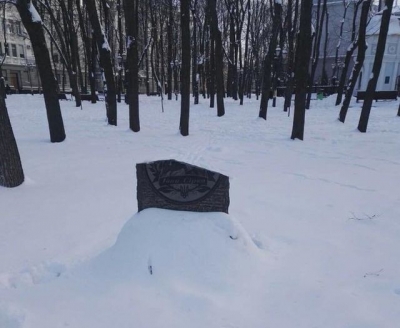 В Харькове вандалы надругались над памятником Сирко (фотофакт)