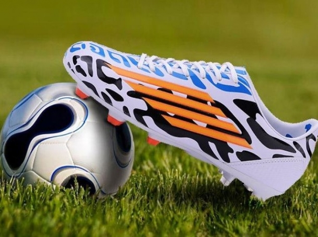 Что лучше: бутсы или сороконожки для футбола