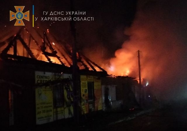 В Изюме пожарные 4 часа тушили торговые павильоны