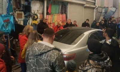 ЧП на рынке «Барабашово» – водитель автомобиля «Toyota Camry» промчался по торговому ряду (фото)