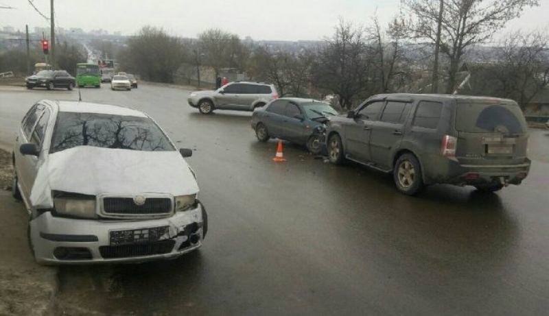 На Салтовке – тройное ДТП: есть пострадавшие (фото)
