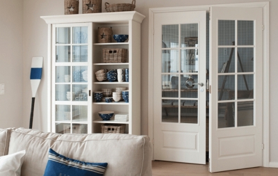 Светлые межкомнатные двери в интерьере квартиры: обзор, интересные идеи, фото