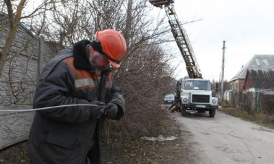 В поселке Слатино завершаются работы по восстановлению электроснабжения