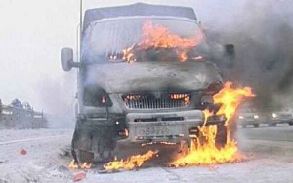 В Харькове утром посреди дороги сгорела Газель (видео)