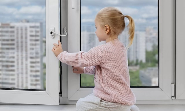 В Харькове спасли ребенка, который едва не упал с высоты 6-го этажа