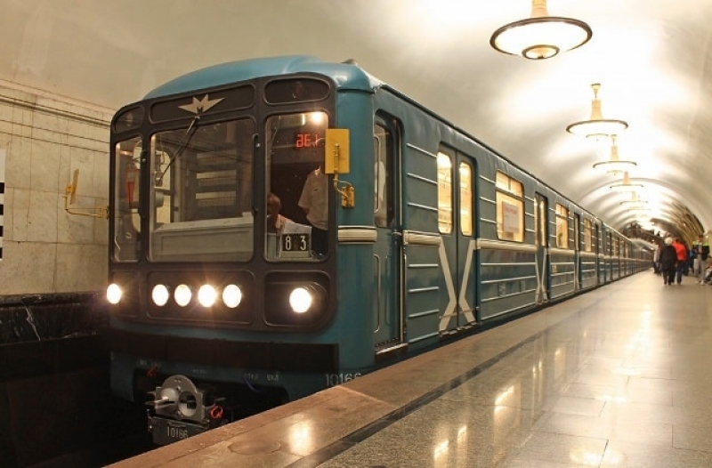 Женщина прыгнула под поезд в харьковском метро (видео)