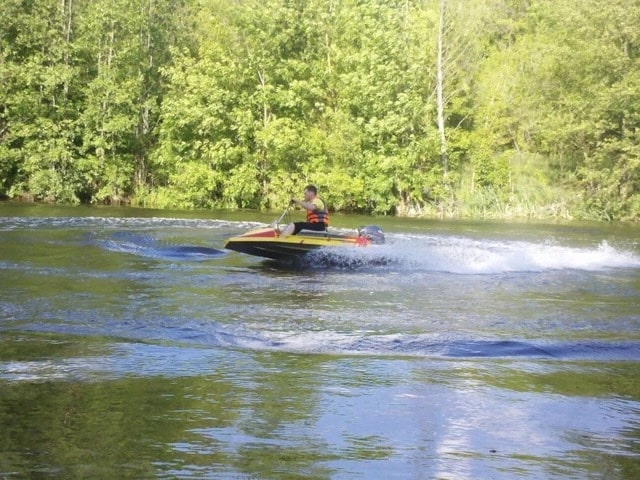 На водоеме в Безлюдовке во время отдыха пострадала молодая женщина
