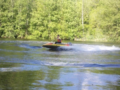 На водоеме в Безлюдовке во время отдыха пострадала молодая женщина
