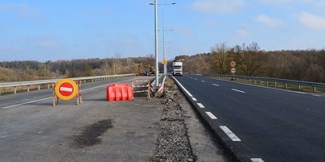 Начался ремонт окружной дороги в Харькове – водителей просят быть внимательнее