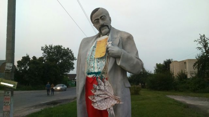 Под Харьковом Ленин «устроился» на работу (фото)