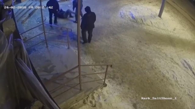 В Харькове трое молодчиков напали на беззащитного старика (видео с камеры наблюдения)