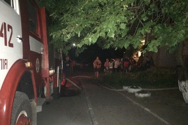 Из-за пожара в подвале высотки спасатели эвакуировали почти сотню людей