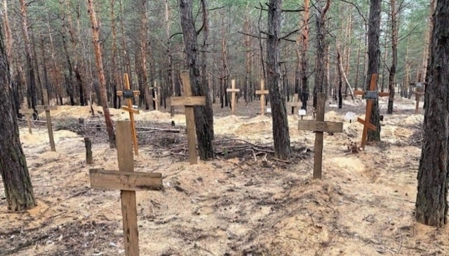 В Изюме приступили к перезахоронению тел погибших во время оккупации мирных жителей